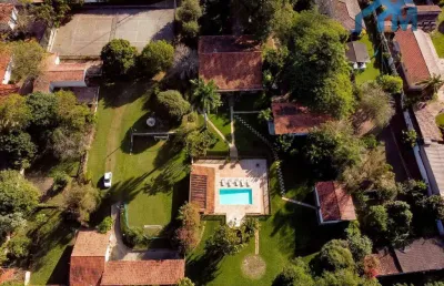 Chácara com 3 casas e mais de 8 mil metros de terreno.