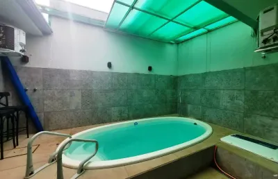 Jardim oriental, casa toda mobiliada, 3 quartos (1 suíte), piscina, maringá