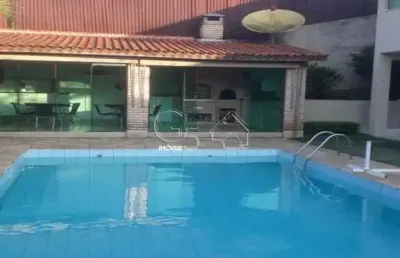 Casa à venda em condomínio, 3 suítes, piscina,churrasqueira com espaço gourmet, pomar, sala ampla.