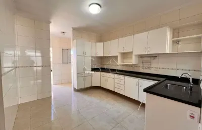 Casa térrea com 3 dormitórios localizado na vila arens