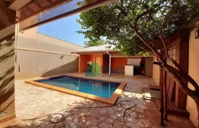 .sobrado em excelente localização em condomínio fechado com  terreno de 300m² e 265m² de área privativa.