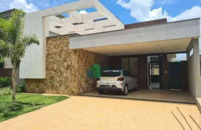 Casa térrea em condomínio com 360m² de terreno e 200m² de área construída.