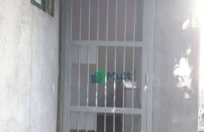 Casa térrea localizada em uma travessa familiar em ótima localização na av caramuru.