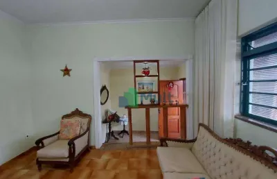 Casa térrea em excelente localização no bairro campos elísios.