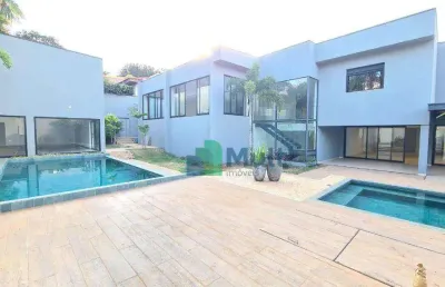 Casa de alto padrão em excelente localização em condomínio fechado com 1416,58m² de terreno e 772,91m² de área útil.