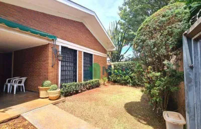Casa térrea localizada no bairro alto da boa vista com terreno de 345m² e 208m² de área útil.