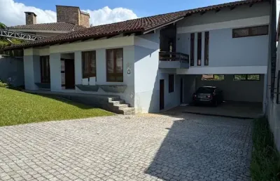Casa de alto padrão em condomínio fechado no bairro saguaçu