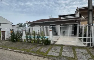 Linda casa com piscina e bem localizada na praia da enseada!