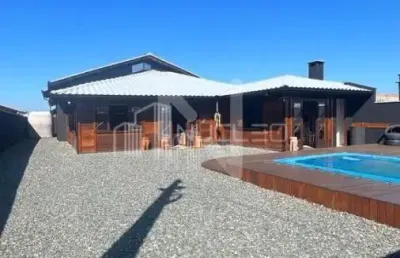 Casa espaçosa e com área de festas pronta para morar na praia do ervino