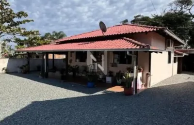 Linda casa com área de festas na praia do ervino em são chico!
