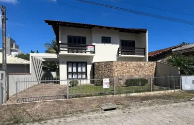 Lindo sobrado bem localizado próximo a praia de itaguaçu!!