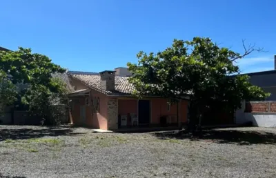 Linda casa com dois lotes e bem próxima a praia de ubatuba em são chico