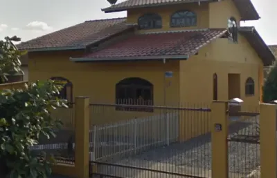 Linda casa averbada com piscina no bairro aventureiro