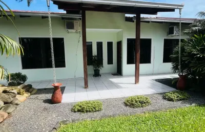 Linda casa averbada e bem localizada no bairro costa e silva