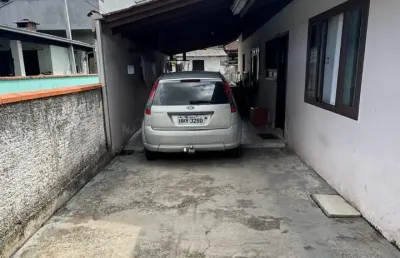Casa bem localizada em amplo terreno no bairro costa e silva