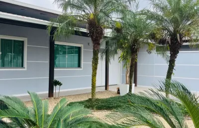 Lindíssima casa com piscina e bem localizada no bairro fátima