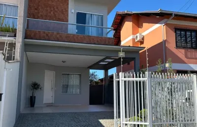 Lindo geminado aconchegante e bem localizado no bairro iririú