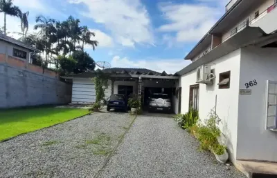 Casa aconchegante com amplo terreno no nova brasília