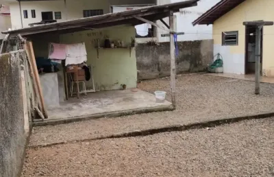 Casa com amplo terreno e bem localizada no bairro jarivatuba