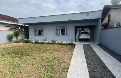 Casa com amplo terreno e bem localizada no bairro adhemar garcia