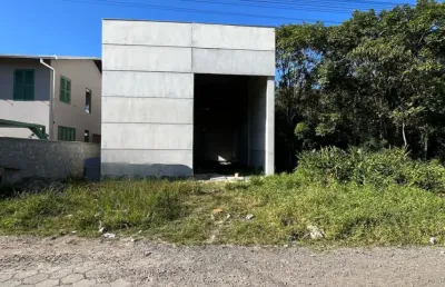 Amplo galpão em construção localizado no centro de araquari