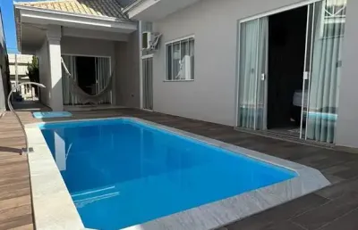 Moderna casa de alto padrão com piscina no bairro floresta!