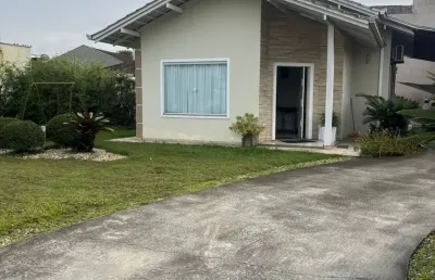 Linda casa com amplo terreno e bem localizada no bairro floresta