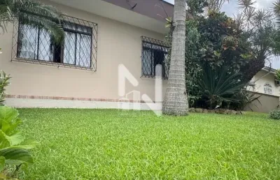 Linda casa com área de festas em ótima localização no bairro itaum