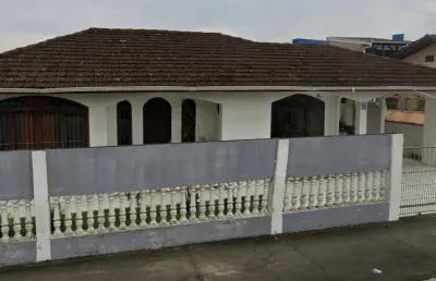Linda casa em amplo terreno com edícula no bairro guanabara