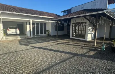 Linda e ampla casa averbada com piscina no bairro guanabara