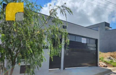Casa com arquitetura moderna no residencial monreale