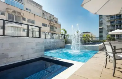 Apartamento de dois quartos sendo 1 suíte em condomínio clube