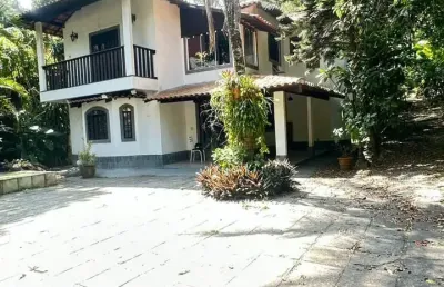 Apresentamos uma excelente oportunidade  casa com 4 quartos piscina e hidro na barra da tijuca ra diversas finalidades, seja para residência, comércio ou investimento.