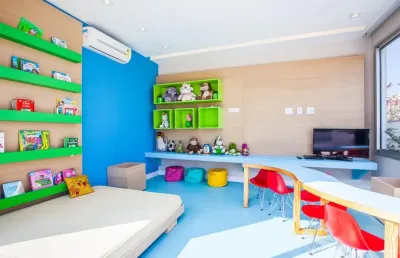 Casa triplex em estilo contemporâneo, com 4 suítes + dependências completas.