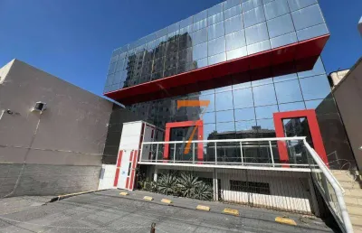 Prédio comercial moderno com fachada espelhada no estreito!