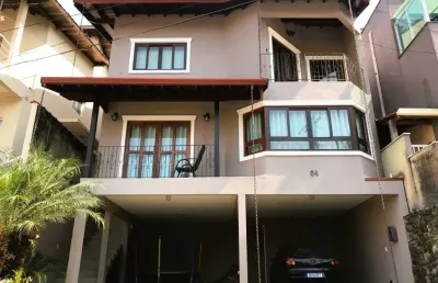 Sobrado em condomínio no nova paulista, jandira - 2 quartos, suíte, hidromassagem, piscina e área gourmet!
