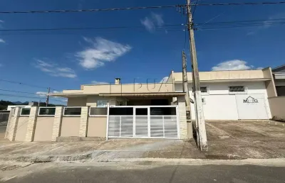 Casa térrea com piscina + galpão comercial em terreno de esquina