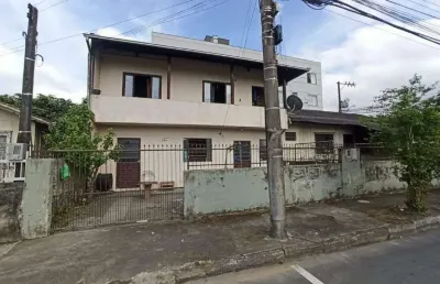 Casa mista de esquina com terreno de 306,12 m² no bairro vila baependi em jaraguá do sul