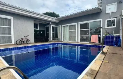 Excelente casa linear com piscina em condomínio em são pedro da aldeia !