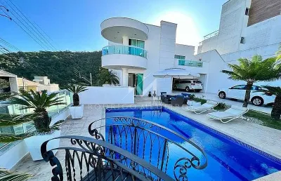 Casa mobiliada, 4 dormitórios ( 2 suítes), piscina e churrasqueira, ariribá/bc