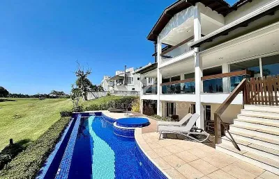 Casa mobiliada, 4 suítes, piscina com vista para o mar - itapema/sc