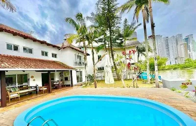Casa com píer e vaga náutica - balneário camboriú /sc