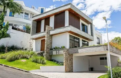 Casa contemporânea com vista permanente para o mar no cacupé
