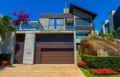 Casa de alto padrão à venda no cacupé, florianópolis, com 3 suítes e vista para o mar