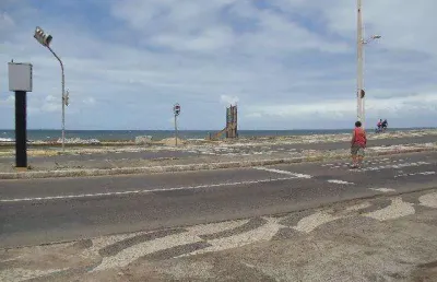 Terreno à venda na Avenida Octávio Mangabeira, 6297, Boca do Rio, Salvador