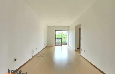 Apartamento com 2 quartos e sacada com churrasqueira, localizado no glória à venda por r$ 330 mil.