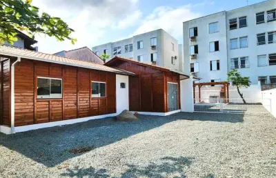 Casa com 2 quartos para locação no bairro bucarein por r$ r$ 2.000,00 + taxas.