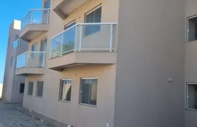 Casa em condomínio fechado com 2 quartos à venda na rua walter da silva maia, 1, ipitanga, lauro de freitas por r$ 340.000