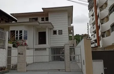 Excelente sobrado no anita garibaldi com quatro quartos e cinco vagas de garagem!