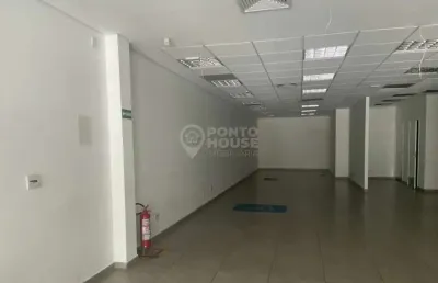 Loja de rua com mezanino para locação de 455m², 6 banheiros e 2 vagas no paraiso